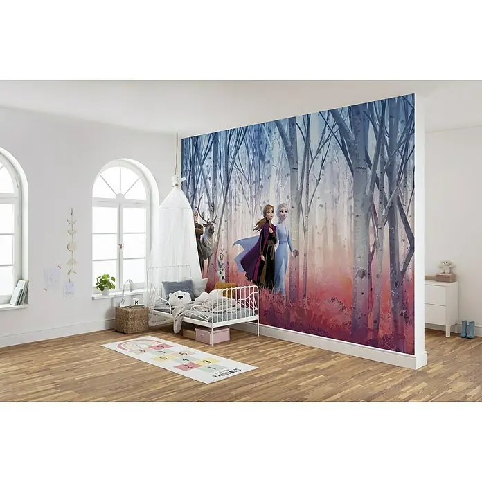 Komar Disney Edition 4 Fototapete Frozen Friends Forever - 8 -tlg., B x H: 368 x 254 cm, Papier - Ein Kinderzimmer mit einem Frozen-Wandbild. Das Wandbild zeigt Anna, Elsa, Olaf und Sven in einem verschneiten Wald.