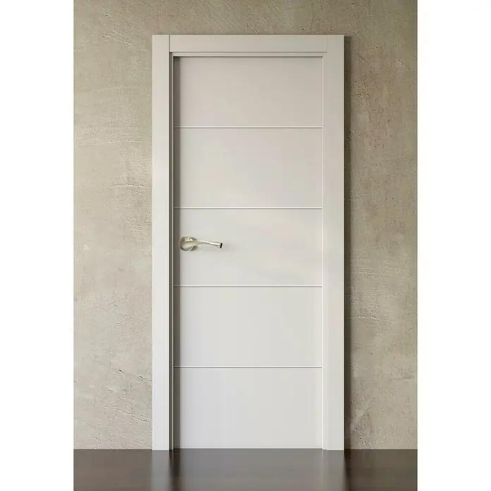 Pack puerta de interior Recife Evo con manilla - 82,5 x 203 cm, Derecha, Blanco - Moderna puerta interior blanca con adornos horizontales y una manija elegante sobre una pared texturizada.