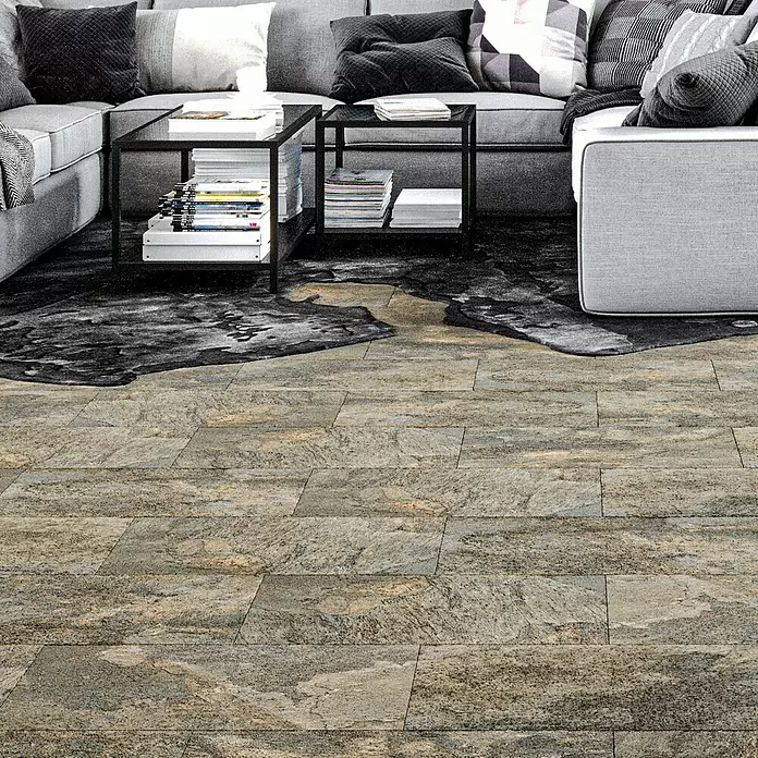 Decocer by Cinca Feinsteinzeugfliese Splash Grege - 30 x 60 cm, Braun, Matt - Rechteckige, mehrfarbige Fliesen in Natursteinoptik als Bodenbelag in einem Wohnzimmer, die natürliche Variationen zeigen.