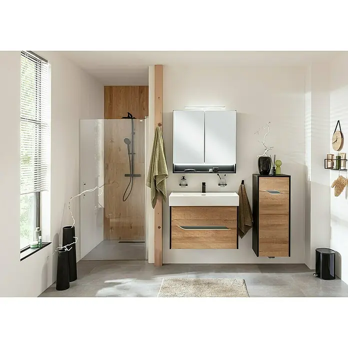 Camargue Curve Midischrank - B x T x H: 40,2 x 32,7 x 98,4 cm, Berg Eiche/Schwarz, DIN Anschlag: Rechts - Elegantes Badezimmer-Interieur mit Waschtischunterschrank, Spiegelschrank und Hochschrank in Holzoptik, akzentuiert durch moderne, schwarze Elemente.