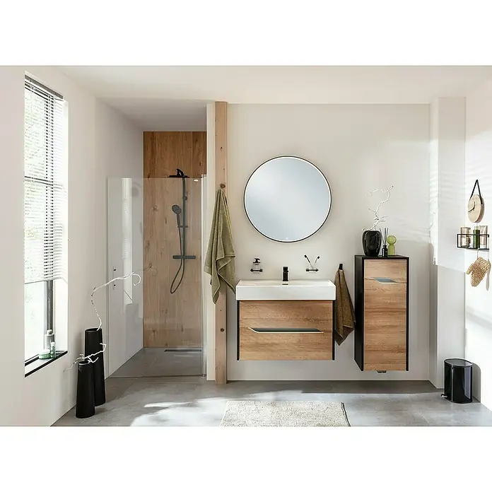 Camargue Curve Midischrank - B x T x H: 40,2 x 32,7 x 98,4 cm, Berg Eiche/Schwarz, DIN Anschlag: Rechts - Ein modernes Badezimmer mit einem Waschtischunterschrank in Holzoptik, einem runden Spiegel und einem passenden Hochschrank.