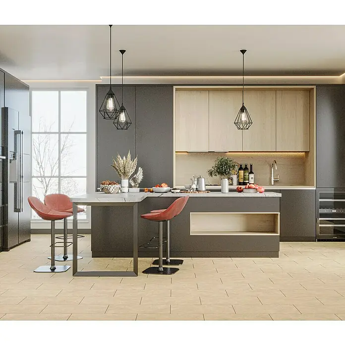 Futura by Palazzo Bodenfliese - 30 cm x 60 cm x 9,5 mm, Matt, Beige, Kalibriert - Moderne Küchendekoration mit Kochinsel, zwei Barhockern in Rot und Hängelampen. Die Küche ist in Grau und Holz gehalten und sehr stilvoll.