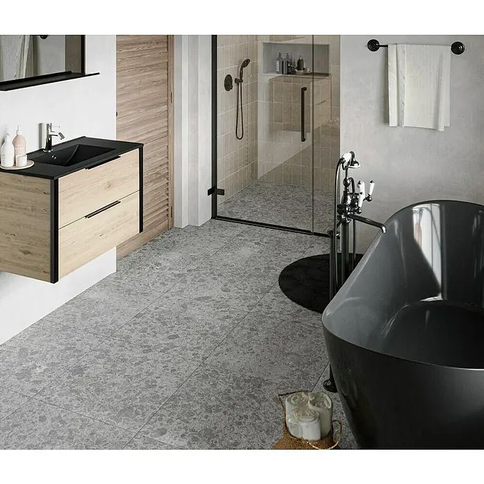 Feinsteinzeugfliese Hannover Steel - 60 x 60 cm, Grau, Matt - Badezimmer-Interieur mit einem Unterschrank mit Waschbecken, einer Badewanne und einer Dusche, die ein stilvolles und modernes Ambiente schaffen.