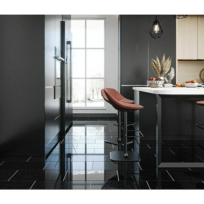 Natursteinfliese Absolute Black - 30,5 x 61 cm, Tiefschwarz, Glänzend - Moderne Küchendarstellung mit eleganten Barhockern und minimalistischem Design, das eine stilvolle Atmosphäre schafft.