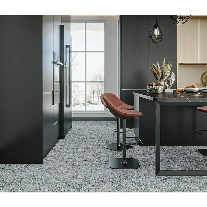 Natursteinfliese Bianco Cordo 2.0 - 30,5 x 61 cm, Grau, Matt - Elegantes Küchendesign mit modernen Barhockern in warmen Farbtönen. Die stilvolle Einrichtung besticht durch ihre klaren Linien und hochwertige Materialien.