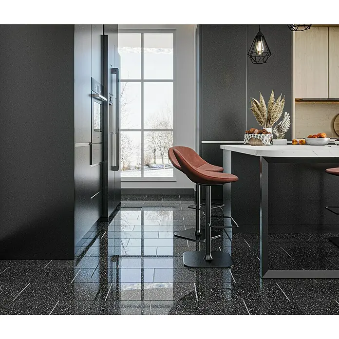 Natursteinfliese Star Galaxy - 30,5 x 61 cm, Schwarz, Glänzend - Ein moderner Kücheninnenraum mit eleganten Barhockern vor einer Küchentheke und großen Fenstern, die eine Winterlandschaft zeigen.