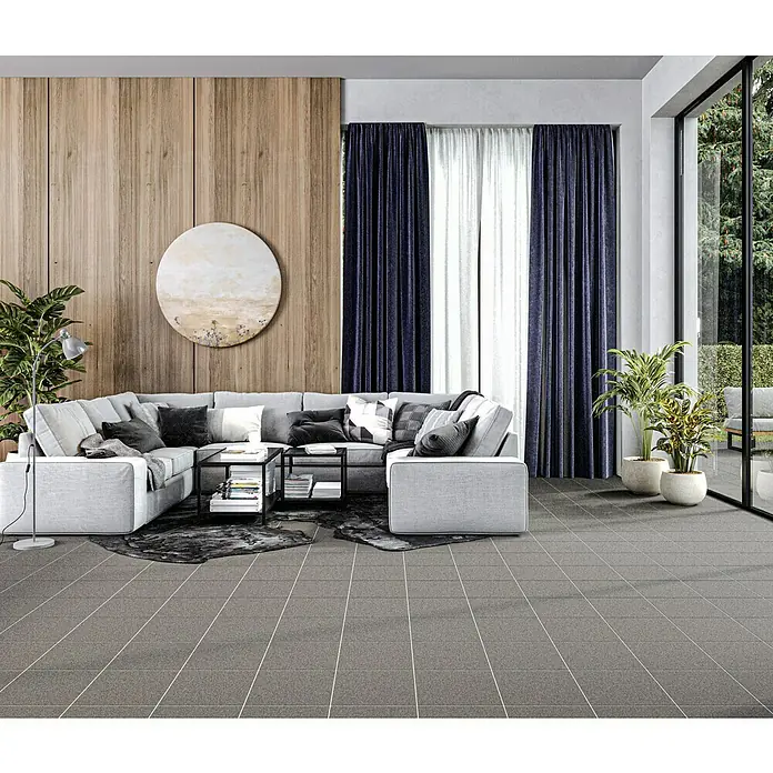 Feinsteinzeugfliese Saturn - 30 x 30 cm, Grau, Matt - Geräumiges Wohnzimmer mit großem Sofa, Couchtisch und stilvoller Dekoration, hervorgehoben durch moderne Bodenfliesen.
