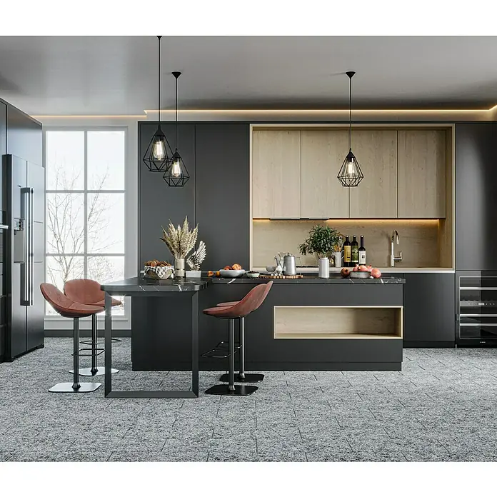 Natursteinfliese Bianco Cordo 2.0 - 30,5 x 61 cm, Grau, Matt - Eine moderne Kücheninsel mit schwarzen Barhockern unter stilvollen Hängelampen. Das Design vereint Eleganz und Funktionalität auf perfekte Weise.