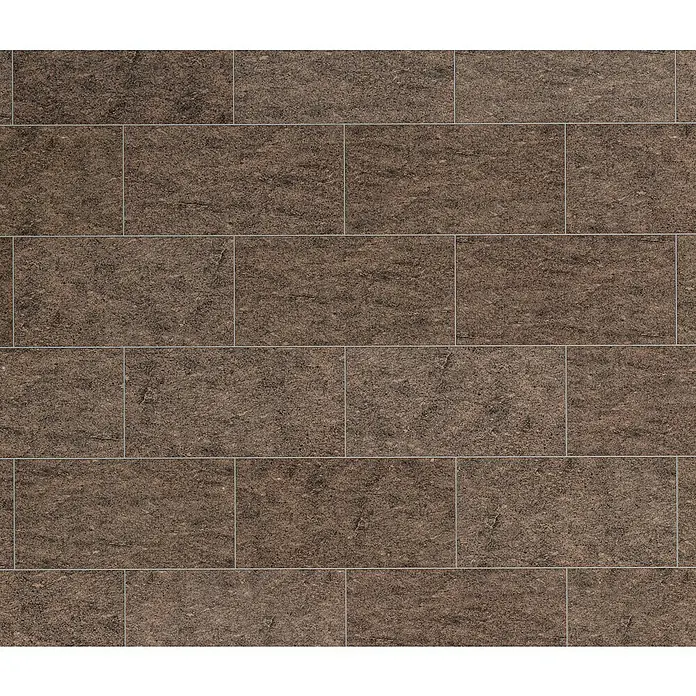 Natursteinfliese Multicolor - 30,5 x 61 cm, Rot/Schwarz, Glänzend - Detailaufnahme von rustikalen, braunen Bodenfliesen. Die Fliesen zeigen eine unebene Textur und sind mit feinen Fugenlinien verlegt.