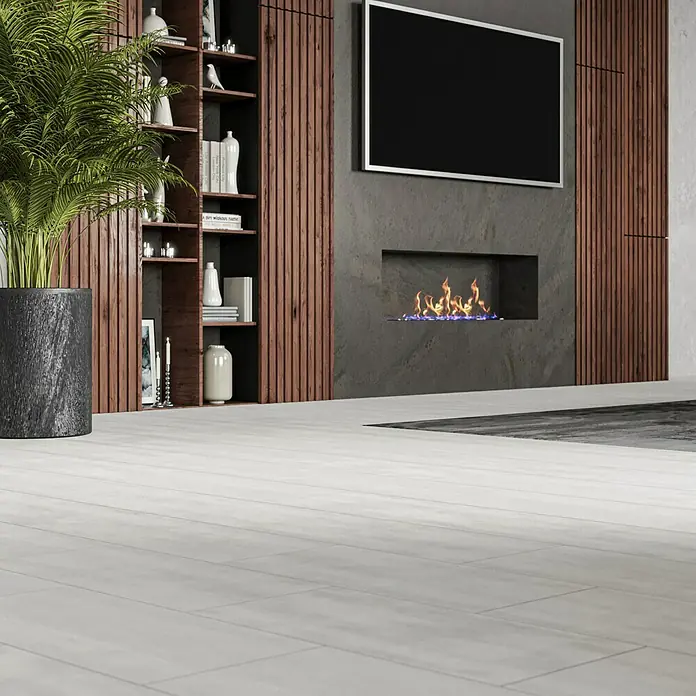 Palazzo Feinsteinzeugfliese Living Stone - 30 x 60 cm, Weiß, Matt - Großes Wohnzimmer mit modernem Kamin und TV-Gerät, die eine warme und stilvolle Atmosphäre schaffen. Elegante Einrichtung mit Holzpaneelen.