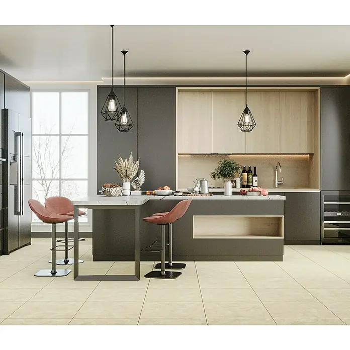 Feinsteinzeugfliese Geo Crema - 60 x 60 cm, Crema, Schimmernd - Elegante Kücheninsel mit rosa Barhockern unter modernen Pendelleuchten, die ein stilvolles Ambiente schaffen. Die perfekte Ergänzung für Ihr Zuhause!