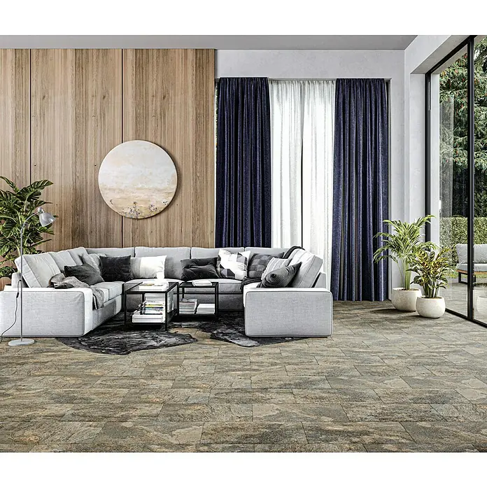 Decocer by Cinca Feinsteinzeugfliese Splash Grege - 30 x 60 cm, Braun, Matt - Elegantes Wohnzimmer mit grauer Eckcouch, Couchtisch und einem stilvollen Bodenbelag in Steinoptik.