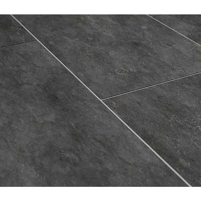 Domicil Feinsteinzeugfliese Living Concrete Urban - 30 x 60 cm, Anthrazit, Matt - Nahaufnahme von dunklen Bodenfliesen mit weißen Fugen, die ein elegantes und modernes Designelement hervorheben.