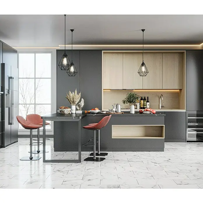 Feinsteinzeugfliese Prizma Statuario - 30 x 60 cm, Weiß/Grau, Glänzend - Elegante Kücheninsel mit Marmorboden, roten Barhockern und modernen Pendelleuchten, die eine stilvolle Atmosphäre schaffen.