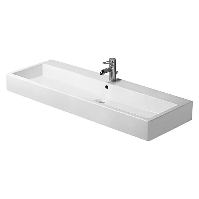 Duravit Vero Waschtisch - 120 x 47 cm, Ohne Spezialglasur, Hahnloch: Mitte, Mit Überlauf, Weiß, Geschliffen - Das Bild zeigt ein weißes, rechteckiges Waschbecken mit einem modernen Chrom-Wasserhahn auf einem strahlend weißen Hintergrund.