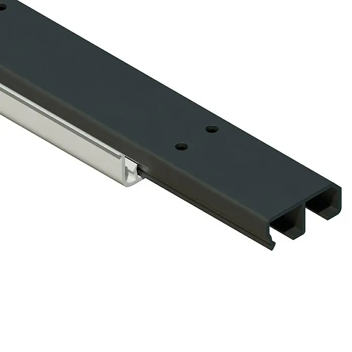 Sockelleistenkanal - 2 m x 50 mm x 20 mm, Reinweiß - Detailaufnahme eines Schiebetürrahmens in Anthrazit mit silberner Führungsschiene. Robuste Konstruktion für langlebige Funktionalität.