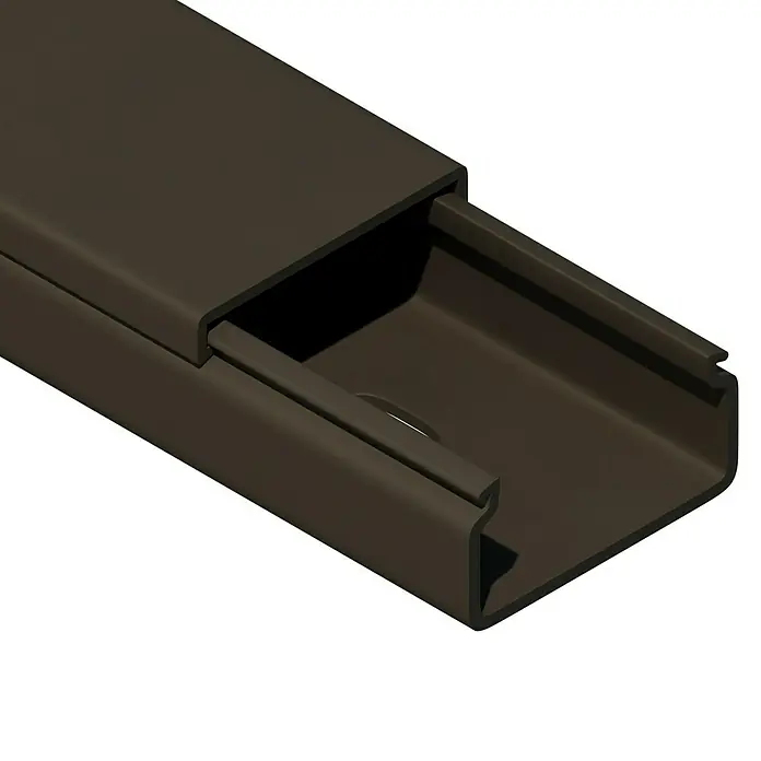 Kabelkanal - 2 m x 30 mm x 15 mm, Braun - Nahaufnahme eines braunen Kabelkanals. Perfekt für die diskrete Kabelführung in Wohn- und Büroräumen, sorgt für Ordnung und Sicherheit.
