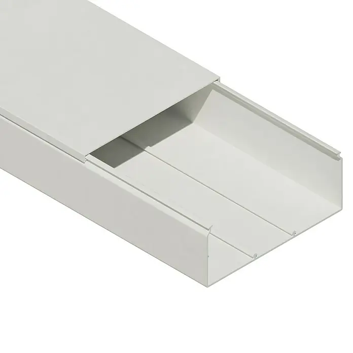 Kabelkanal - 2 m x 100 mm x 40 mm, Weiß - Eine Nahaufnahme einer weißen Kabelkanalabdeckung, die teilweise geöffnet ist und einen Einblick in das Innere des Kanals ermöglicht.