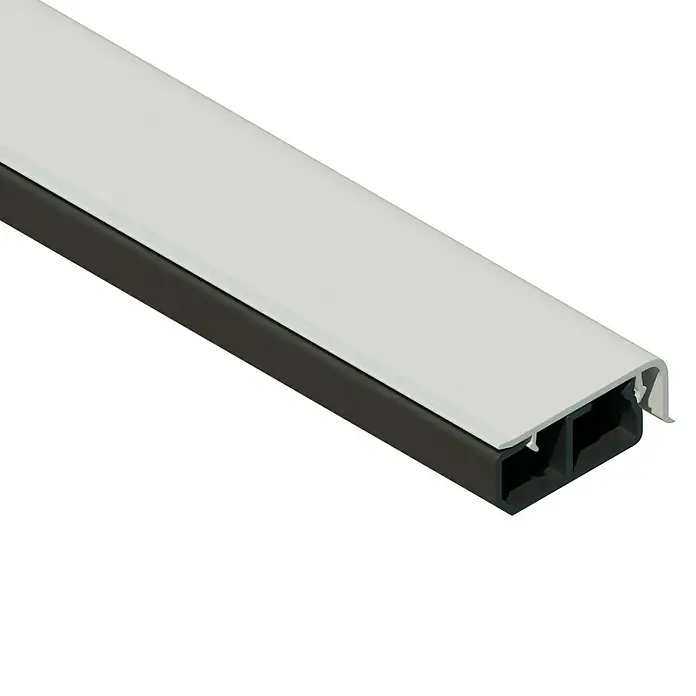 Sockelleistenkanal - 2 m x 50 mm x 20 mm, Reinweiß - Detailaufnahme einer grauen Lichtleiste mit schwarzem Profil auf dunklem Hintergrund, die modernes Design und Funktionalität vereint.