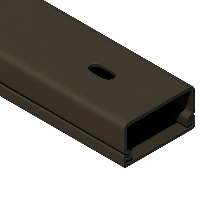 Kabelkanal - 2 m x 30 mm x 15 mm, Braun - Nahaufnahme eines braunen Kabelkanals mit einem ovalen Loch. Der Kabelkanal bietet Platz für Kabel und schützt sie.