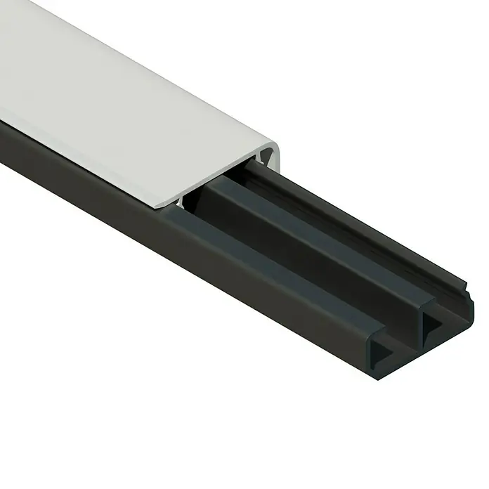 Sockelleistenkanal - 2 m x 50 mm x 20 mm, Reinweiß - Ein detailliertes Bild eines LED-Profils mit Abdeckung, das die Struktur und das Design des Produkts hervorhebt.