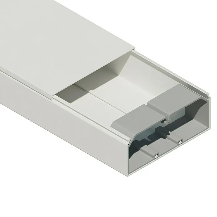 Kabelkanal - 2 m x 100 mm x 40 mm, Weiß - Schrägansicht einer weißen Kabelkanal-Einheit mit Deckel und grauen Innenelementen vor einem schwarzen Hintergrund.