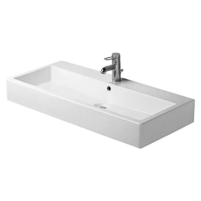 Duravit Vero Waschtisch - 100 x 47 cm, Ohne Spezialglasur, Hahnloch: Mitte, Mit Überlauf, Weiß, Geschliffen - Ein weißes Aufsatzwaschbecken mit einem modernen Chromhahn, das eine elegante Badezimmerausstattung darstellt.
