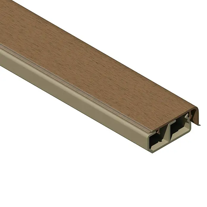 Sockelleistenkanal - 2 m x 50 mm x 20 mm, Buche - Detailaufnahme eines Terrassendielenprofils in Holzoptik, das die Materialbeschaffenheit und Konstruktionsweise zeigt.