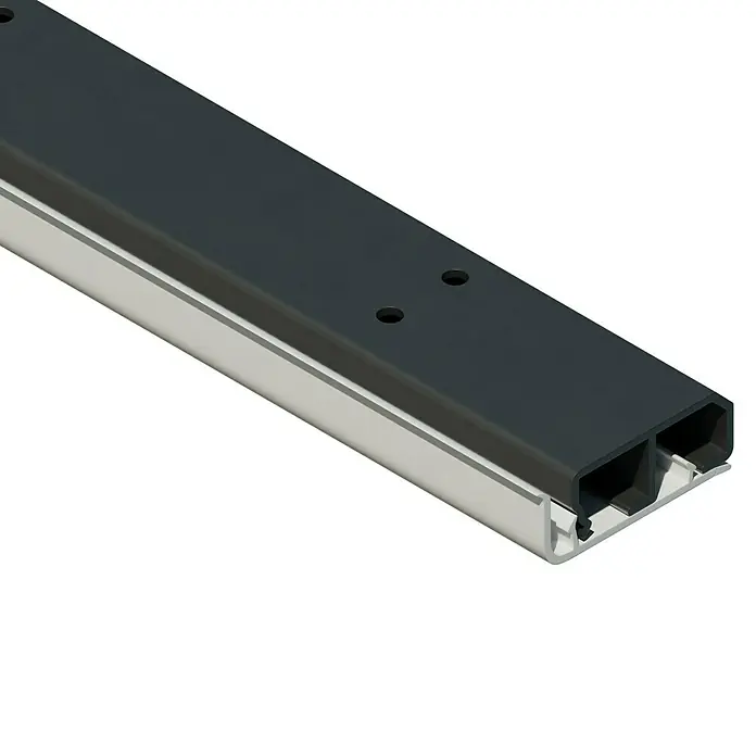 Sockelleistenkanal - 2 m x 50 mm x 20 mm, Reinweiß - Nahaufnahme eines schwarzen und silbernen Türschwellenprofils mit zwei Befestigungslöchern auf schwarzem Hintergrund.