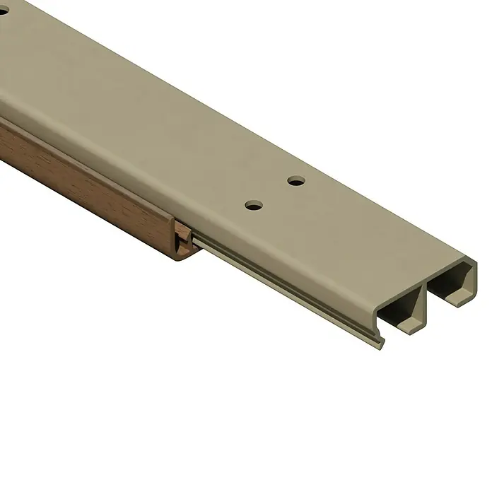 Sockelleistenkanal - 2 m x 50 mm x 20 mm, Buche - Nahaufnahme einer Türschwelle aus Metall und Holz.