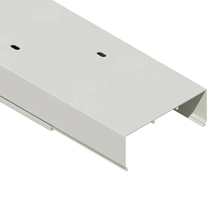 Kabelkanal - 2 m x 100 mm x 40 mm, Weiß - Nahaufnahme einer weißen Kabelrinne mit rechteckigem Profil und Löchern, ideal für die strukturierte Kabelführung in modernen Installationen.