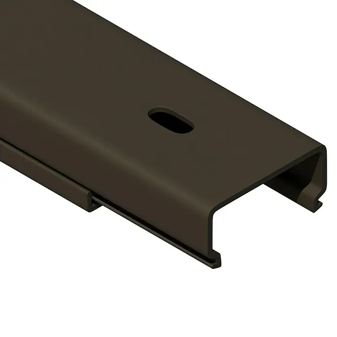 Kabelkanal - 2 m x 30 mm x 15 mm, Braun - Nahaufnahme einer braunen Gardinenschiene mit einem Loch und einer Nut zur Befestigung. Ideal für Gardinen.