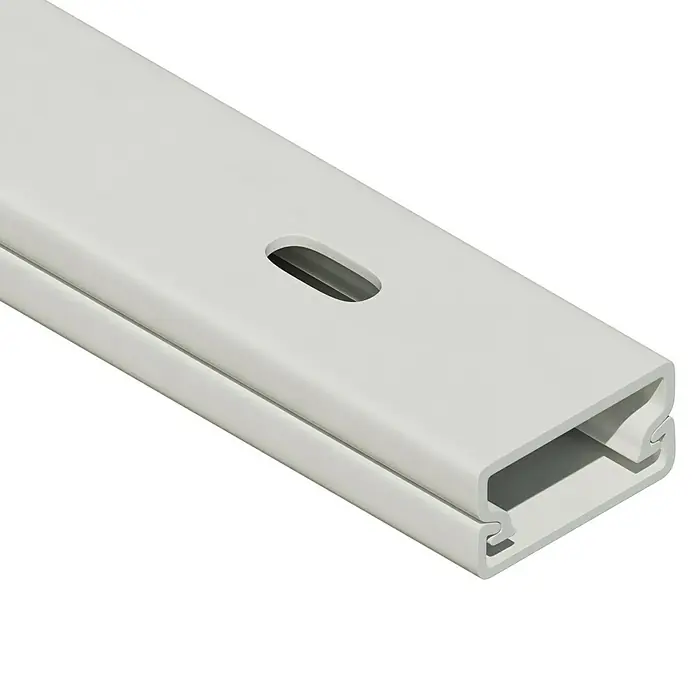Kabelkanal - L x B x H: 2 m x 20 mm x 10 mm, Weiß - Nahaufnahme einer weißen Kabelkanal-Leitung mit einem ovalen Loch, die Ordnung und Schutz für Kabelinstallationen bietet.