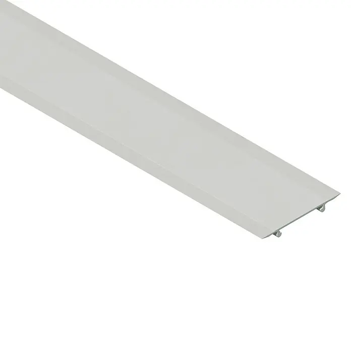 Gewiss Kabelkanal mit Oberteil aus Hart-PVC - 2 m x 50 mm x 30 mm, Weiß - Nahaufnahme einer Aluminium-Übergangsleiste in Silber, ideal für Bodenbeläge, die eine saubere und ästhetische Verbindung ermöglicht.