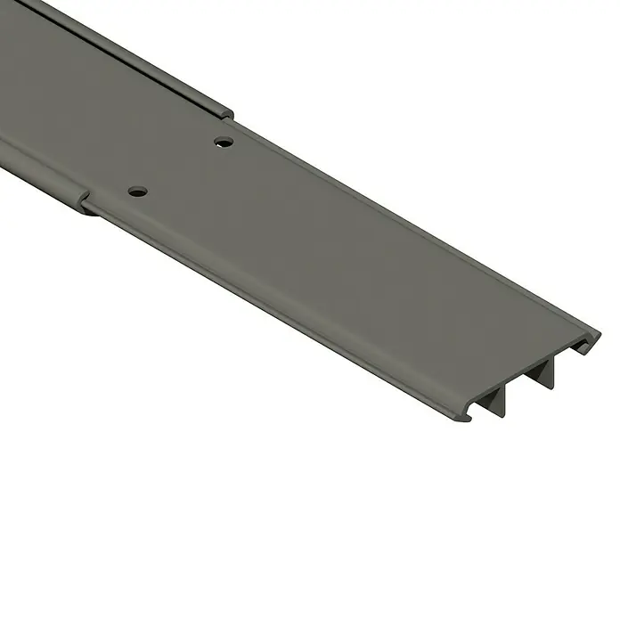 Aufbodenkanal - Steingrau, PVC, L x B x H: 2 m x 50 mm x 12 mm - Detailaufnahme einer grauen Türschwelle mit Montagebohrungen, die Funktionalität und einfache Installation verspricht.