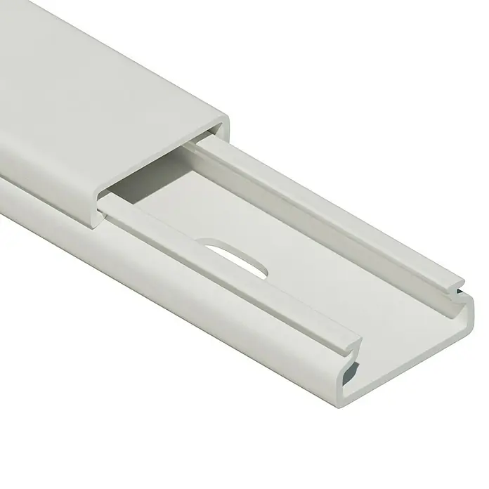 Kabelkanal - L x B x H: 2 m x 20 mm x 10 mm, Weiß - Nahaufnahme einer weißen Kabelkanalabdeckung zur sauberen Kabelführung.