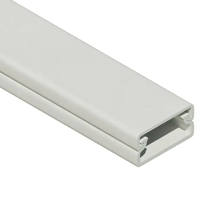 Kabelkanal - L x B x H: 2 m x 20 mm x 10 mm, Weiß - Nahaufnahme eines weißen Kabelkanals mit rechteckigem Querschnitt, ideal für die ordentliche Verlegung von Kabeln im Innenbereich.