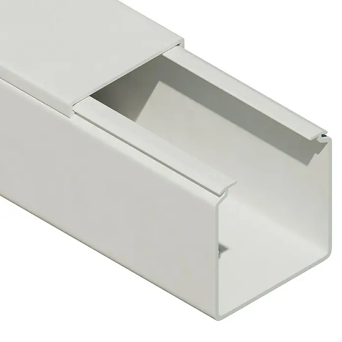 Kabelkanal - L x B x H: 2 m x 40 mm x 40 mm, Weiß - Nahaufnahme eines weißen Kabelkanals, der zur Kabelorganisation und -abdeckung verwendet wird. Ideal für Installationen im Innenbereich.