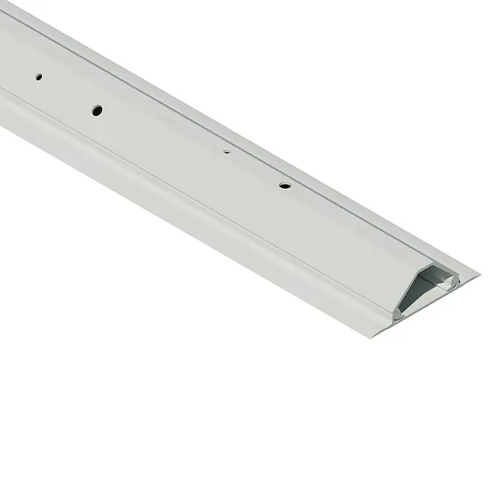 Gewiss Kabelkanal mit Oberteil aus Hart-PVC - 2 m x 50 mm x 30 mm, Weiß - Nahaufnahme einer grauen Schiene mit Löchern, die auf einem schwarzen Hintergrund liegt, die für verschiedene Anwendungen geeignet ist.