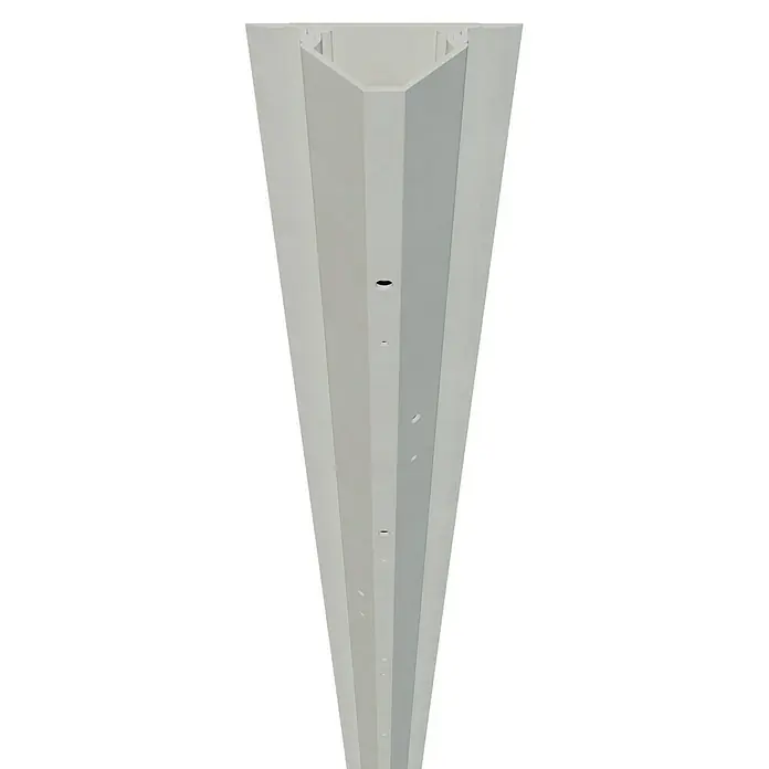 Gewiss Kabelkanal mit Oberteil aus Hart-PVC - 2 m x 50 mm x 30 mm, Weiß - Aufnahme einer langen, weißen Lichtleiste mit mehreren Löchern vor einem schwarzen Hintergrund.