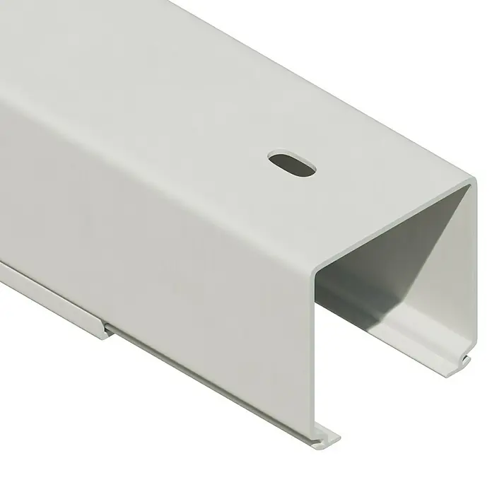 Kabelkanal - L x B x H: 2 m x 40 mm x 40 mm, Weiß - Nahaufnahme eines weißen Kabelkanals mit einem Loch auf schwarzem Hintergrund.