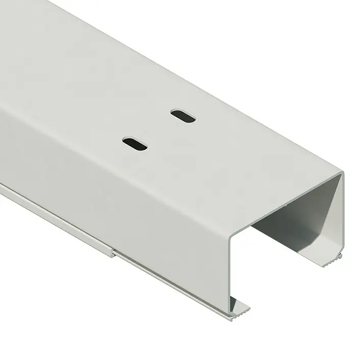 Kabelkanal - L x B x H: 2 m x 60 mm x 40 mm, Weiß - Eine Nahaufnahme eines weißen Kabelkanals, der die Struktur und zwei Aussparungen auf der Oberfläche zeigt.