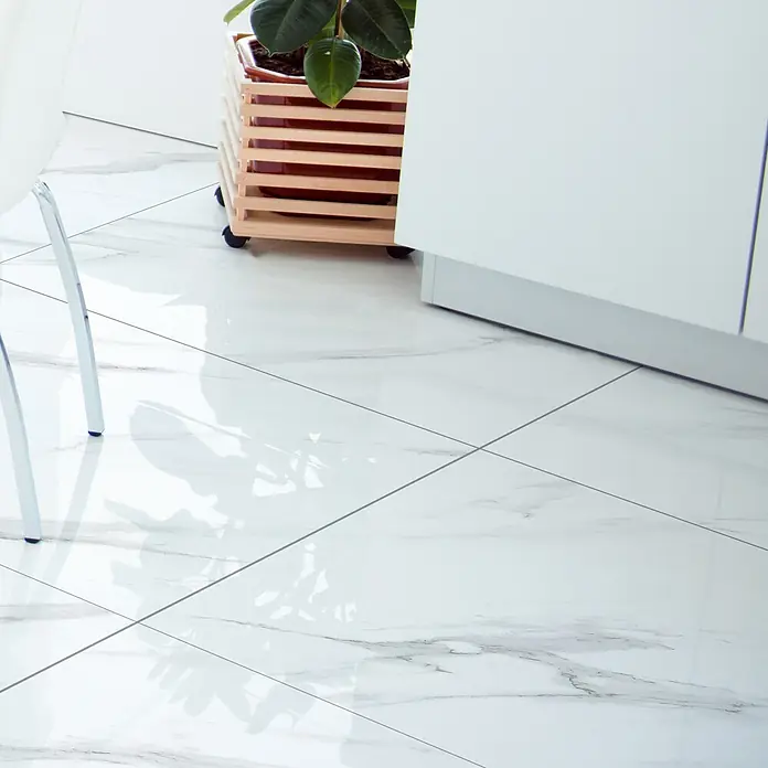 Feinsteinzeugfliese Prizma Statuario - 60 x 60 cm, Weiß/Grau, Glänzend - Elegante glänzende Marmorfliesen, die ein raffiniertes und luxuriöses Ambiente schaffen, ideal für moderne Innenräume.
