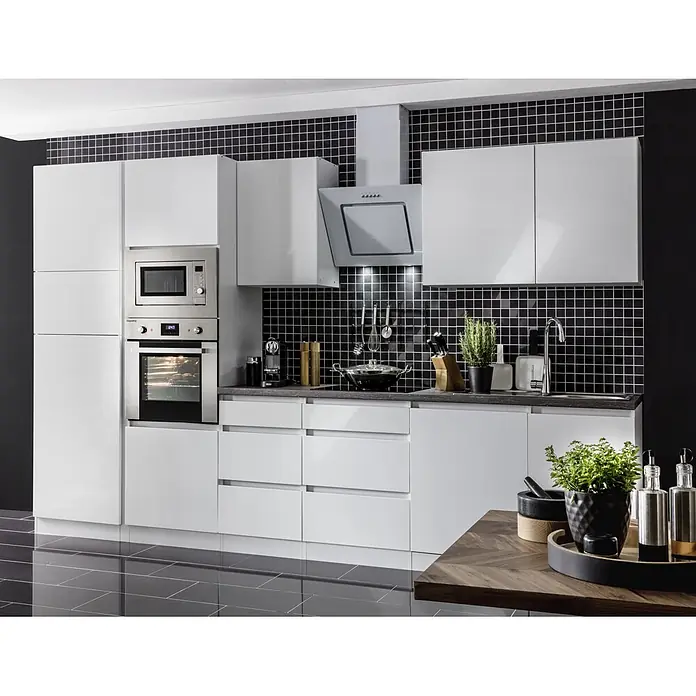 Respekta Premium Küchenzeile Lorena - Breite: 345 cm, Weiß, Hochglänzend, Dekor Arbeitsplatte: Steinoptik, Mit Elektrogeräten - Elegante Küche mit weißen Schränken, Edelstahlgeräten und einer stilvollen schwarzen Fliesenspiegelwand. Modernes Küchendesign mit Esstisch im Vordergrund.