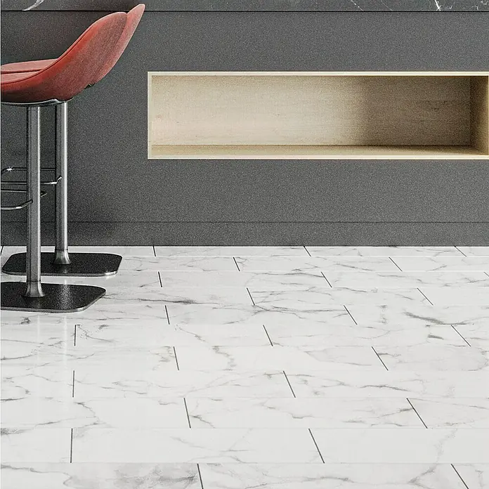Feinsteinzeugfliese Prizma Statuario - 30 x 60 cm, Weiß/Grau, Glänzend - Ein hell gefliester Boden mit Marmoroptik, ideal für ein modernes Interieur. Die stilvolle Textur verleiht dem Raum Eleganz und Helligkeit.