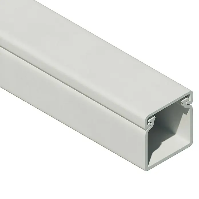 Kabelkanal - L x B x H: 2 m x 18 mm x 18 mm, Weiß - Abbildung eines weißen Kabelkanals. Der Kabelkanal ist aus Kunststoff und dient zur Verlegung von Kabeln im Innenbereich.