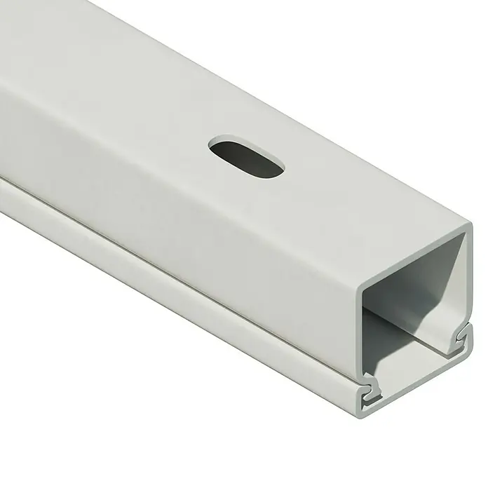 Kabelkanal - L x B x H: 2 m x 18 mm x 18 mm, Weiß - Nahaufnahme einer weißen Kabelrinne mit Schlitz, ideal für die organisierte Kabelführung und den Schutz von elektrischen Leitungen.