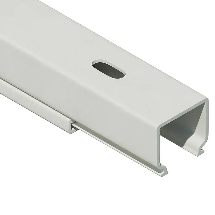 Kabelkanal - L x B x H: 2 m x 18 mm x 18 mm, Weiß - Nahaufnahme einer weißen Trägerschiene mit einem länglichen Loch und einer Führungsschiene darunter. Ideal für vielseitige Montagen.