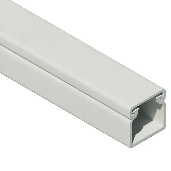 Kabelkanal - L x B x H: 2 m x 15 mm x 15 mm, Weiß - Nahaufnahme eines weißen Kabelkanals mit einem Deckel, der auf schwarzem Hintergrund ausgestellt ist. Er dient zur diskreten Kabelführung und zum Schutz.