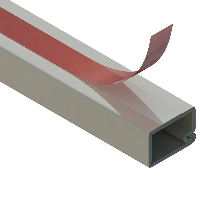 Mini-Kabelkanal - Weiß, 2 m x 15 mm x 10 mm - Profilleiste mit rotem Schutzstreifen, der teilweise abgezogen ist, für einfache Installation und Schutz des Produkts.